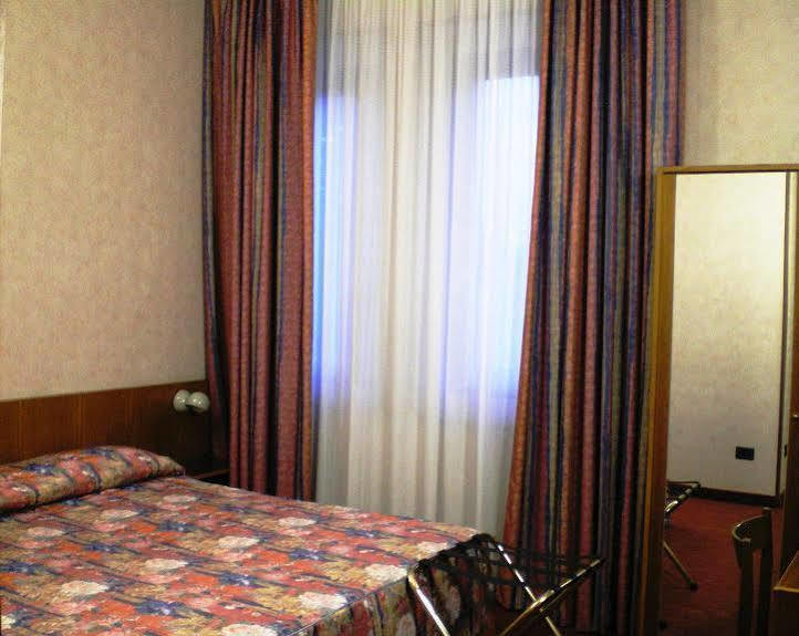 Hotel Pico Mirandola Exterior foto
